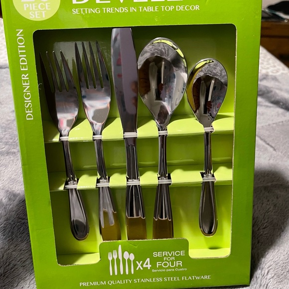 Flatware set - Picture 1 of 2